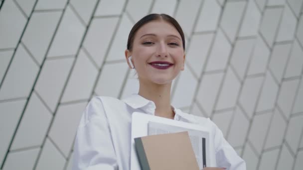 Portret Szczęśliwego Profesjonalnego Menedżera Pozującego Przed Nowoczesną Ścianą Budynku Pewna — Wideo stockowe