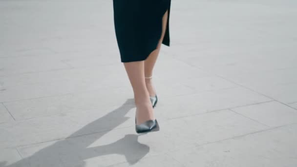 Ноги Женщины Элегантных Темных Каблуках Идут Дороге Крупным Планом Неузнаваемая — стоковое видео