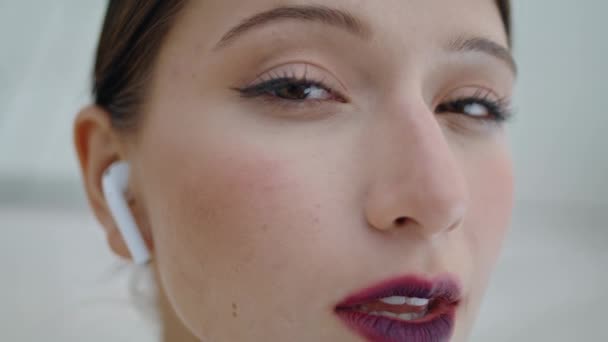 Closeup Beautiful Woman Face White Wireless Earbuds Ears Portrait Attractive — Vídeo de stock