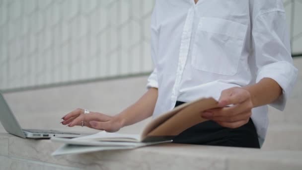 Woman Hands Typing Laptop Taking Data Notebook Outdoors Close Unknown — 비디오