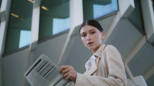 Young Confident Business Woman Holding Newspaper Standing Front Modern Office — Vídeo de stock