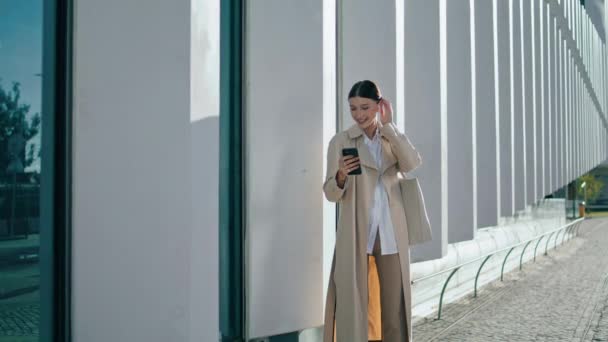 미소짓는 여자들은 밖에서 스마트폰으로 비디오 대화를 즐긴다 사업가 도시의 거리에서 — 비디오