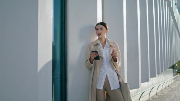 Úspěšná Obchodní Žena Mluví Videokonferenci Chytrým Telefonem Který Opírá Budovu — Stock video