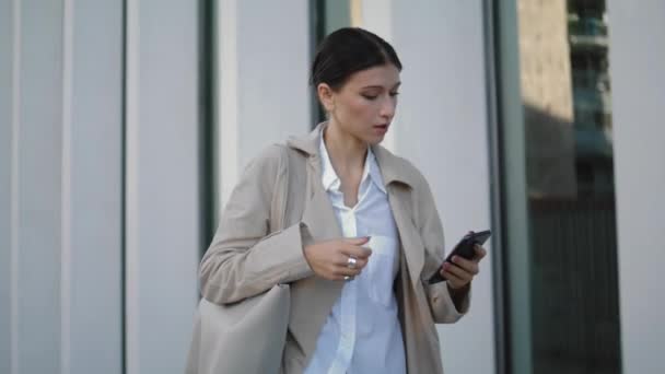 Menina Elegante Ocupada Recebeu Mensagem Telefônica Que Vai Trabalho Perto — Vídeo de Stock