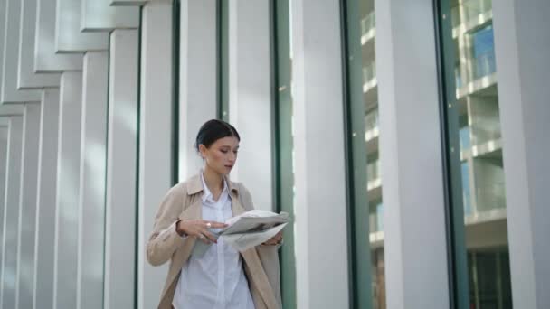 Busy Smart Businesswoman Walking Reading Newspaper City Street Elegant Confident — 비디오