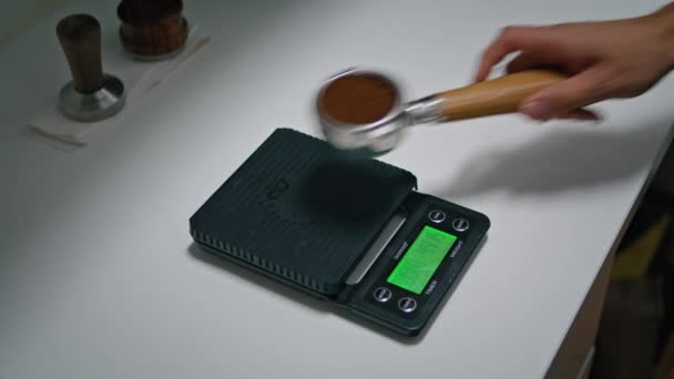 Unknown Barista Measuring Ground Fresh Coffee Portafilter Kitchen Electronic Scale — ストック動画