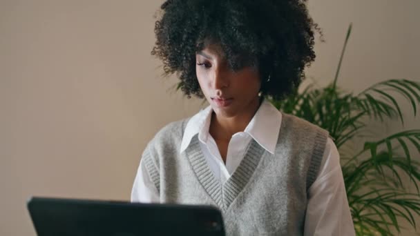 Focused Young Business Woman Looking Laptop Screen Working Remotely Attractive — Wideo stockowe