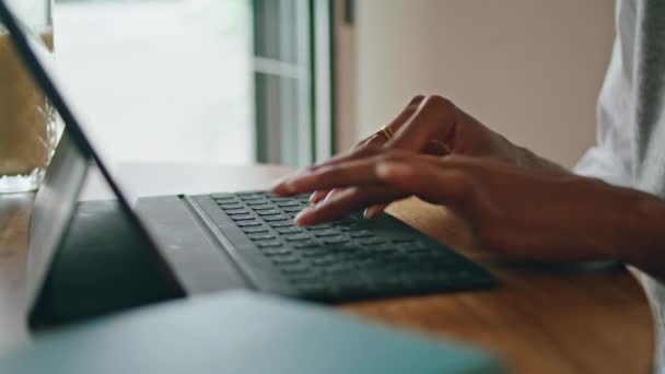 手工非洲裔美国女人在木制桌子特写处输入笔记本电脑键盘 不知名的年轻女商人从事计算机冲浪搜索信息聊天 现代生活方式中的技术 — 图库视频影像
