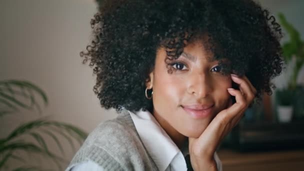 Joyeux Modèle Afro Américain Serein Caméra Recherche Avec Sourire Insouciant — Video