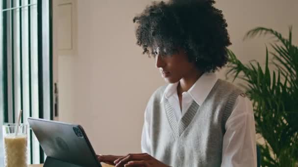 Geschäftige Nachdenkliche Mädchen Remote Arbeiter Surfen Auf Laptop Sitzt Gemütlich — Stockvideo