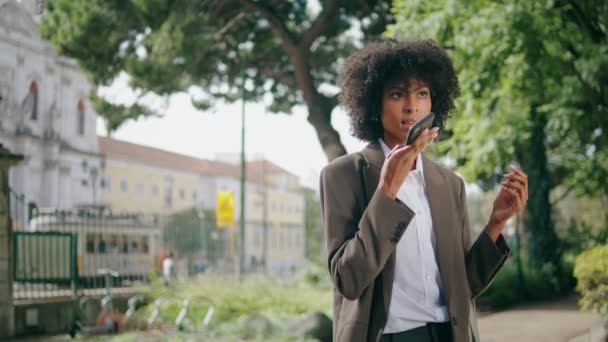 Serieuze Aantrekkelijke Vrouw Dicteert Spraakbericht Telefoon Staande Stadspark Van Dichtbij — Stockvideo