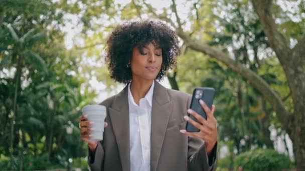 Ontspannen Vrouw Praten Telefoon Video Gesprek Wandelen Stadspark Houden Papier — Stockvideo