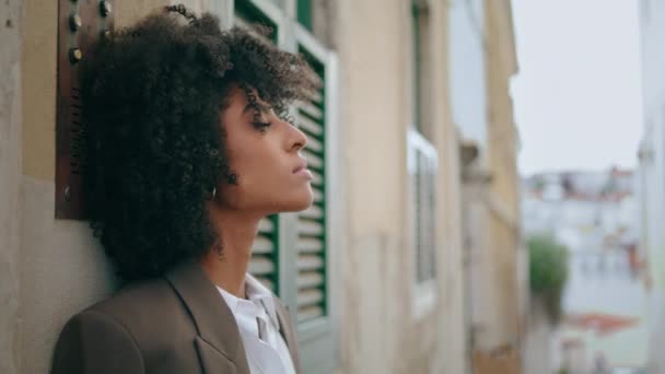 Ontspannen Afro Amerikaanse Dame Staat Straat Leunend Muur Van Dichtbij — Stockvideo