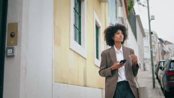 Mujer Atractiva Joven Usando Teléfono Inteligente Caminando Calle Elegante Traje — Vídeos de Stock