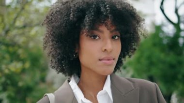 Yaz yeşilliklerinde doğal makyajlı çekici egzotik kadın portresi. Güzel, şehvetli, Afro-Amerikalı bir kız. Kaygısız bir gülümsemeyle kameraya poz veriyor. Zarif bayan dışarıda rahatlayın. Kapatın..