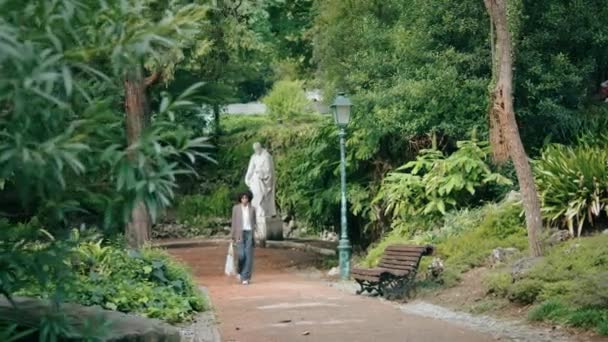 Stilvolle Junge Frau Die Allein Durch Die Stadtpark Gasse Geht — Stockvideo