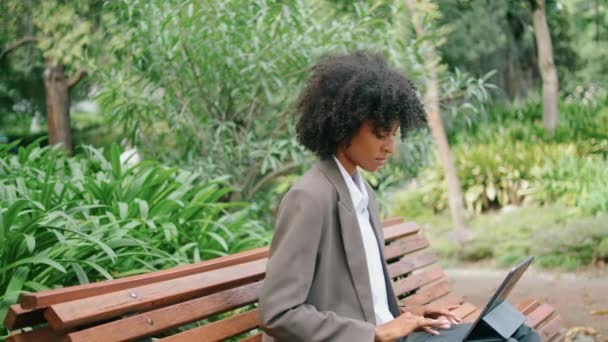Focused Woman Freelancer Sitting Bench Typing Laptop Close Attractive African — Vídeos de Stock