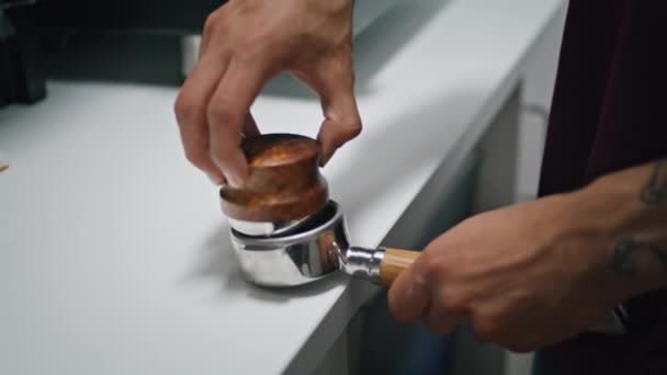 Unknown Barista Tamping Fresh Milled Coffee Filter Holder Close Man — Stok video
