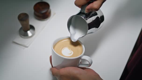 Mãos Homem Fazendo Arte Latte Coffeeshop Perto Desconhecido Barista Derramando — Vídeo de Stock