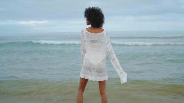 Romantisch Meisje Wandelend Langs Oceaankust Witte Bikini Glimlachende Vrolijke Vrouw — Stockvideo