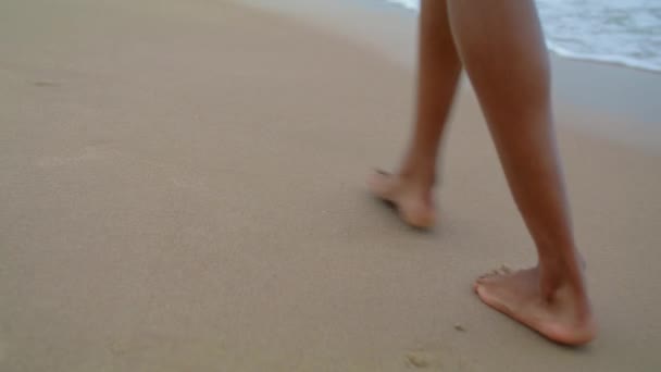 Slanke Benen Lopen Strand Bij Oceaan Golven Close Vrouw Wandelt — Stockvideo