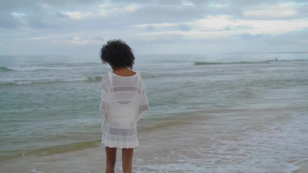 Жінка Розглядає Океанський Пляж Білому Вбранні Кучерява Струнка Дівчина Дивиться — стокове відео