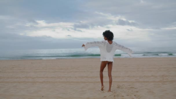 Ευτυχισμένο Κορίτσι Που Απολαμβάνει Την Παραλία Λευκό Μπικίνι Χαμογελώντας Αφρικάνικη — Αρχείο Βίντεο