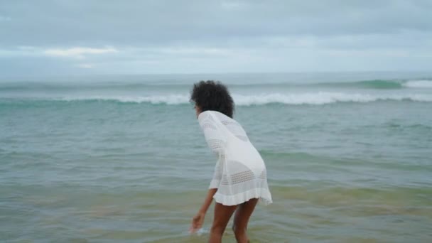 Usmívající Dívka Užívá Oceánské Vlny Bikinách Šťastná Žena Baví Mořském — Stock video