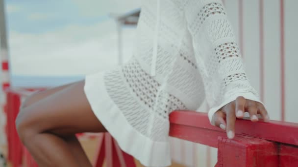 衣衫褴褛的女人的身体在海滨别墅休息 在海滨享受暑假的漂亮女孩摘下太阳镜 迷人的非洲裔美国游客在海洋海岸线上摆出轻松的架势 — 图库视频影像