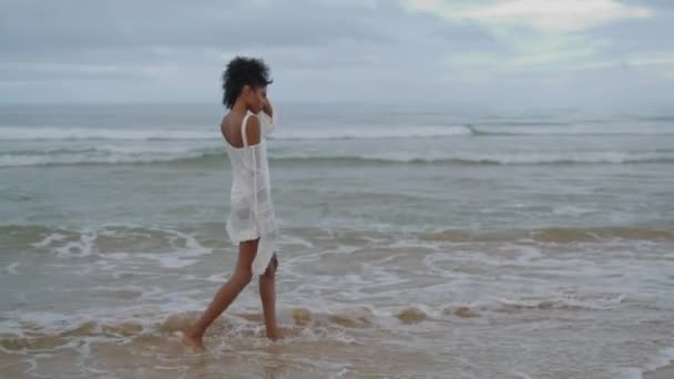 Smutná Dívka Kráčí Oceán Pláž Bílých Bikinách Ponurý Den Myšlenka — Stock video