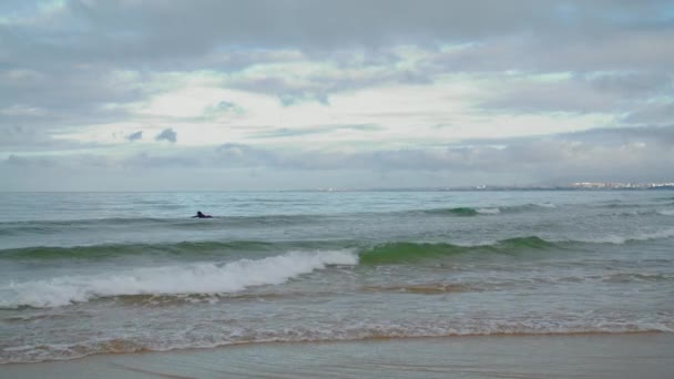 Surfer Swimming Ocean Waves Cloudy Day Rolling Sea Water Splashing — Stock Video