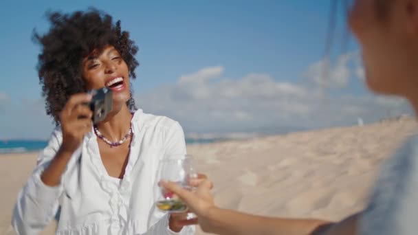 해변에서 사진찍는 조심성 친구들 여름휴가를 즐기고 아프리카 미국인에게 사진찍는걸 감시하는 — 비디오