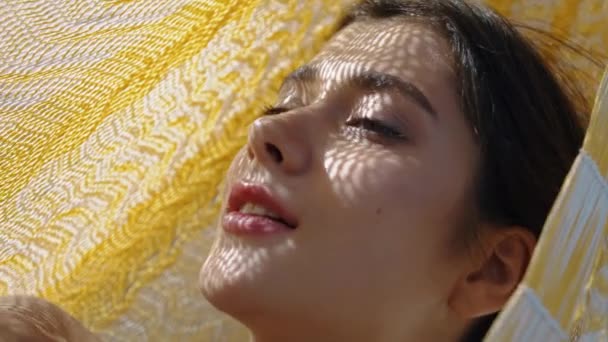 Porträt Einer Frau Die Der Sommersonne Einer Hängematte Ruht Schöne — Stockvideo