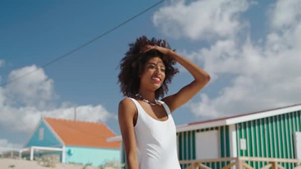 Chica Feliz Disfrutando Del Tenis Playa Bikini Hermosa Dama Sexy — Vídeos de Stock
