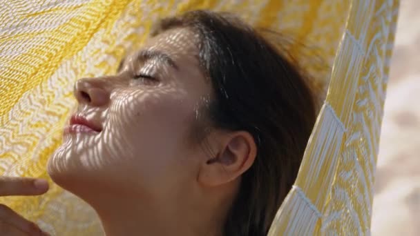Menina Romântica Desfrutando Luz Solar Rede Closeup Mulher Sonhando Olhar — Vídeo de Stock