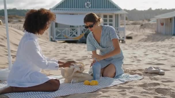 Homosexual Women Resting Beach Summer Morning Two Friends Enjoying Picnic — Vídeo de stock
