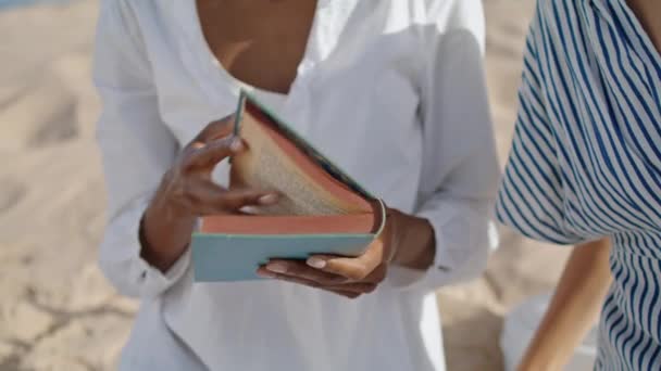 Primer Plano Manos Libro Abierto Apuntando Página Picnic Playa Chicas — Vídeo de stock