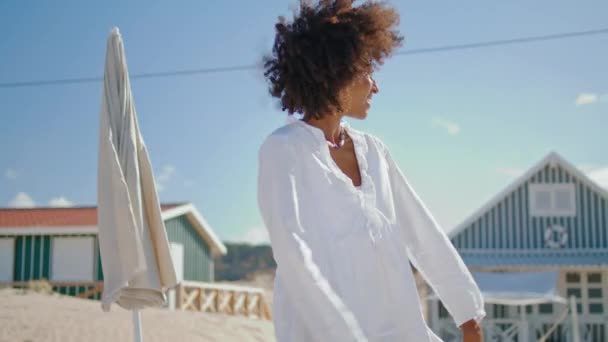 微笑的女孩脱下衬衫去游泳特写 快乐的非洲裔美国人在海滨度假放松 迷人的时尚女人在海滨别墅享受夏天 旅行快乐的概念 — 图库视频影像