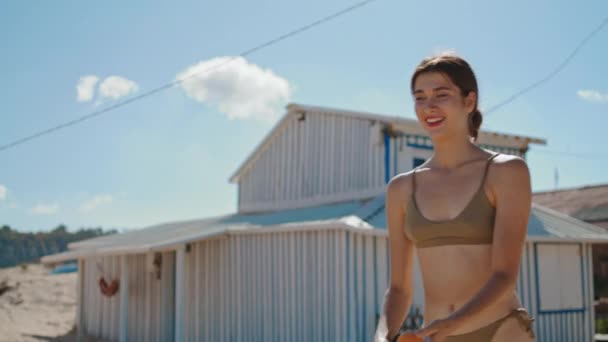 Chica Alegre Disfrutando Del Juego Tenis Playa Soleada Mujer Joven — Vídeos de Stock