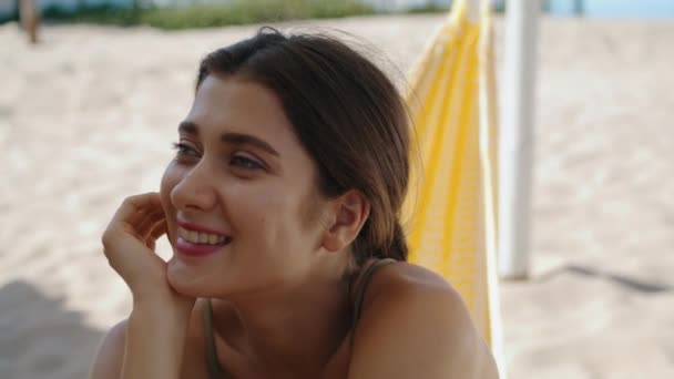 Porträt Glückliches Strandmädchen Genießt Den Sommerurlaub Schöne Frau Rest Hängematte — Stockvideo