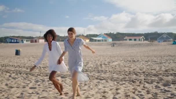 Friends Running Sandy Beach Holding Hands Morning Lgbt Couple Enjoy — Vídeo de Stock