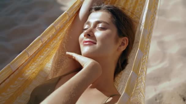 Ruhige Mädchen Liegen Hängematte Sonnenlicht Nahaufnahme Unbeschwerte Schöne Frau Entspannt — Stockvideo