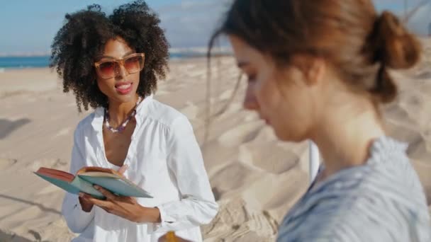 Friends Reading Beach Book Golden Sunlight Stylish African American Girl — Stock video