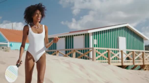Beach Tenis Dívka Hraje Cvičení Slunný Den Štíhlý Atraktivní Hráč — Stock video
