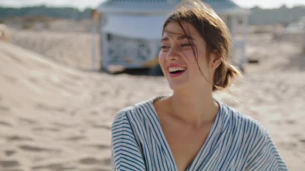 Ελκυστική Κοπέλα Που Γελάει Στην Παραλία Κοντά Στα Σπίτια Ευτυχισμένη — Αρχείο Βίντεο