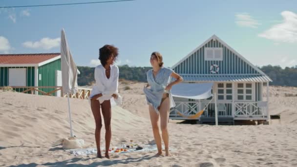Plážové Dívky Svlékají Opalování Plážových Domech Slim Ženy Bikinách Jít — Stock video