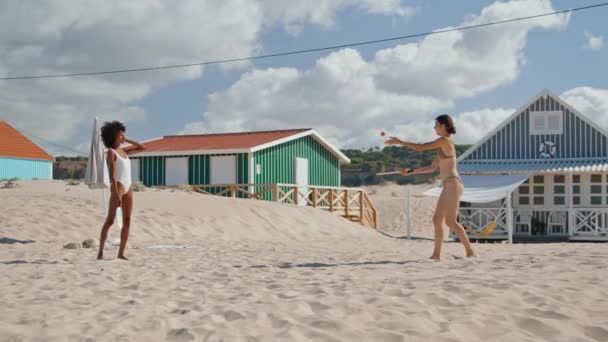 Gelukkige Vrienden Spelen Strandtennis Bikini Prachtige Lgbt Partners Genieten Van — Stockvideo