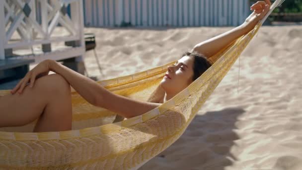 Happy Girl Lying Hammock Closeup Attractive Smiling Woman Enjoying Sunlight — Vídeo de Stock