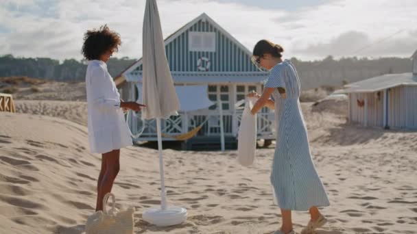 Girls Resting Beach Picnic Coastline Houses Happy Friends Preparing Spot — Stok video