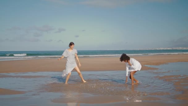 Casal Lésbico Divertindo Praia Oceano Meninas Alegres Jogando Água Espirrando — Vídeo de Stock